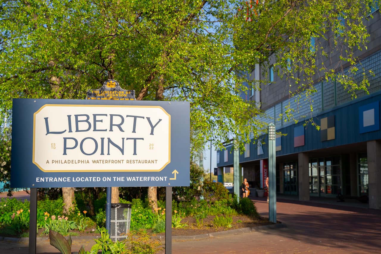 El lugar familiar tiene tres niveles de comida, bebidas y entretenimiento en vivo. El primer nivel es dog friendly.