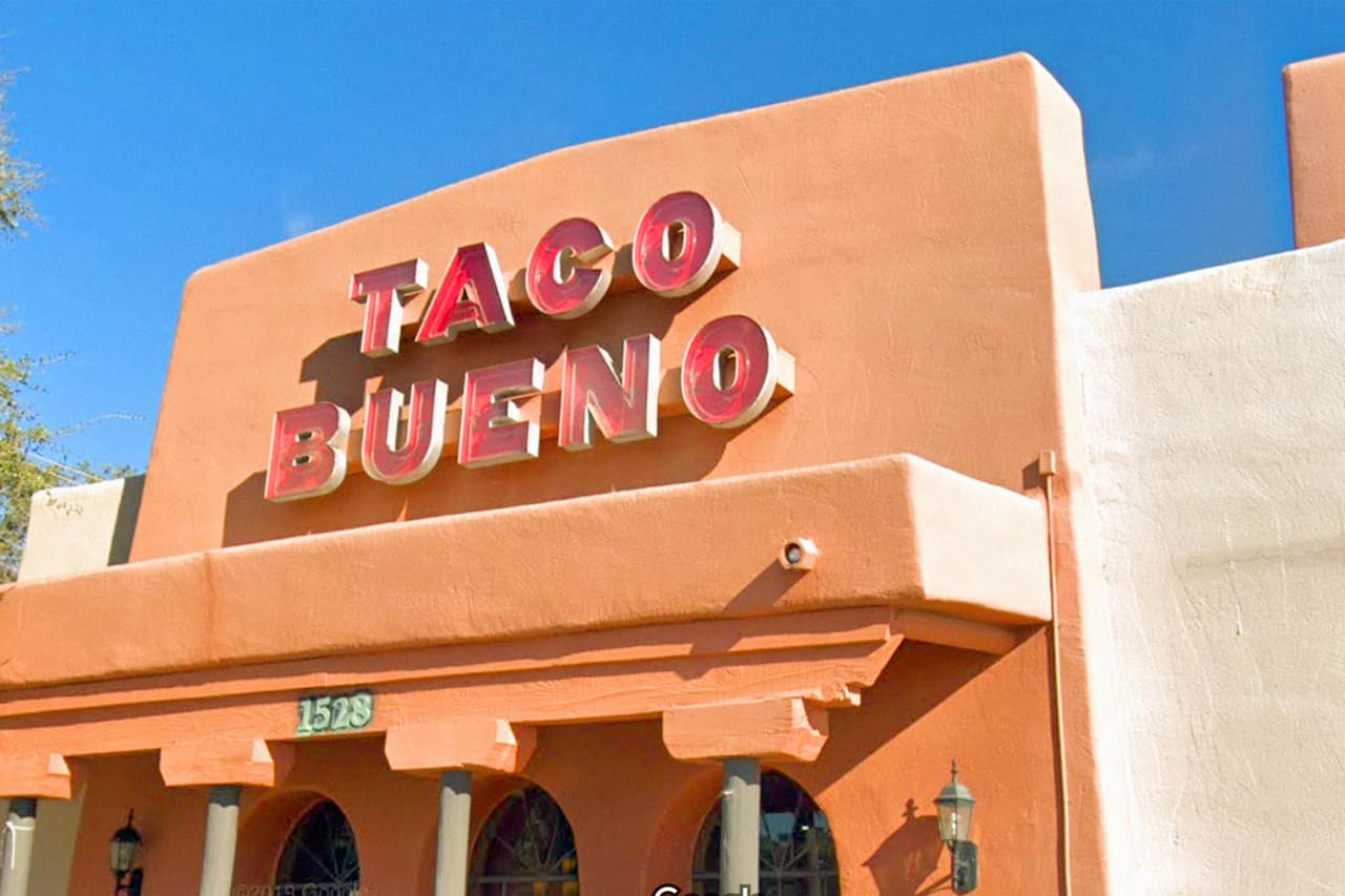 <b>Puesto 15. Taco Bueno. </b>Esta cadena abrió su primer local en Abilene, Texas, en 1967. Tiene alrededor de 145 restaurantes 
<a href="https://www.tacobueno.com/"><u>ubicados en Alabama, Arkansas, Kansas, Louisiana, Missouri, Oklahoma, y Texas</u></a>. Obtuvo una ganancia de 178 millones de dólares en 2019.