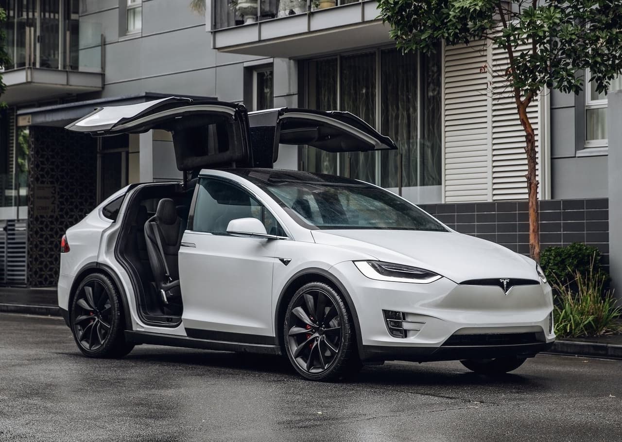 <h3 class="cms-H3-H3"><b>Andrew Yang</b></h3>
<br>
<br>En uno de sus anuncios de campaña, se puede ver a Yang a bordo de un Tesla Model X. En una parte, activa el piloto automático para posteriormente quitar las manos del volante mientras promueve su mensaje sobre la automatización y el peligro que representa hacia los trabajos.
<br>