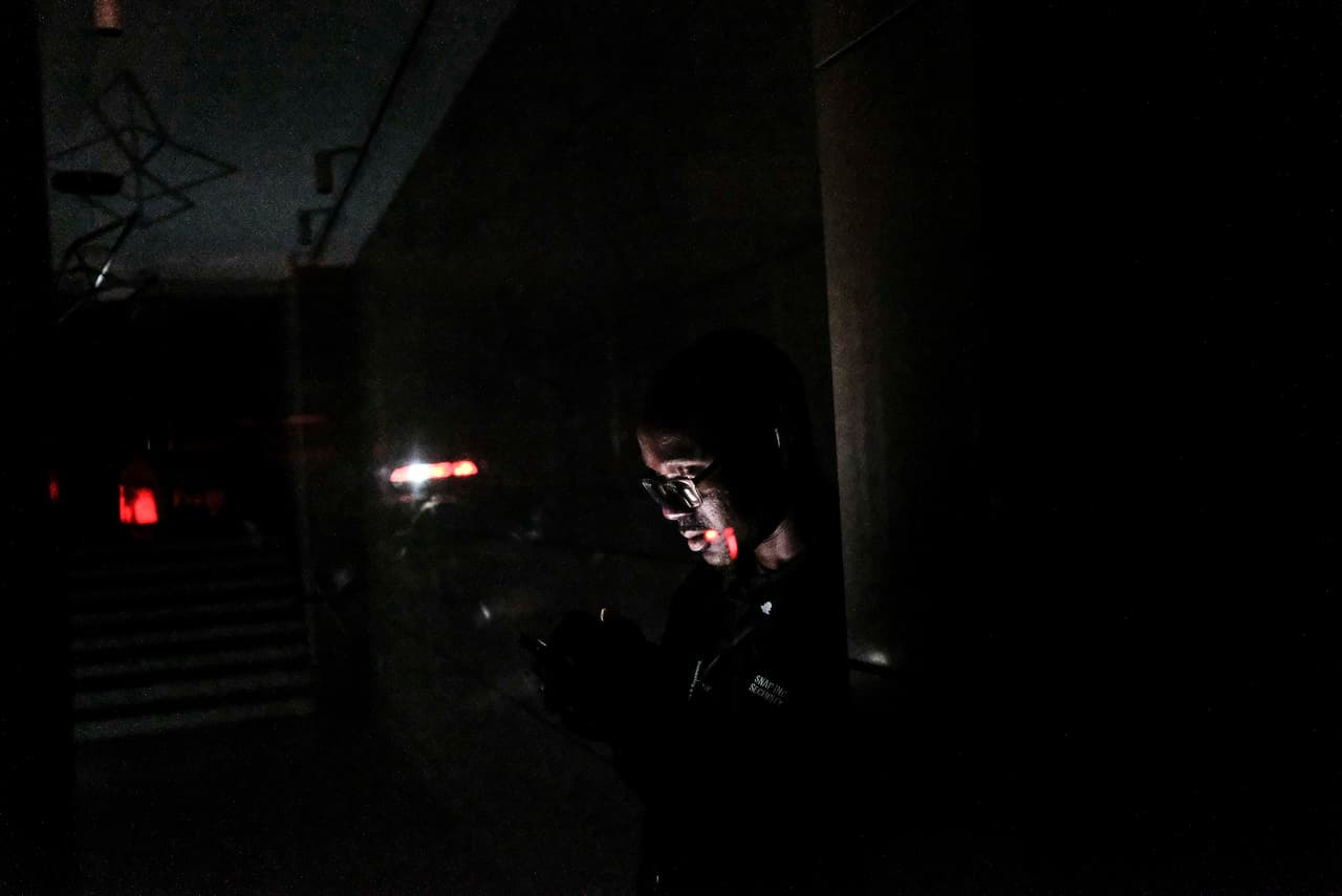 NUEVA YORK, NY - 13 DE JULIO: Los peatones son vistos en la calle 43 Oeste durante el apagón. (Foto de Byron Smith/Getty Images)