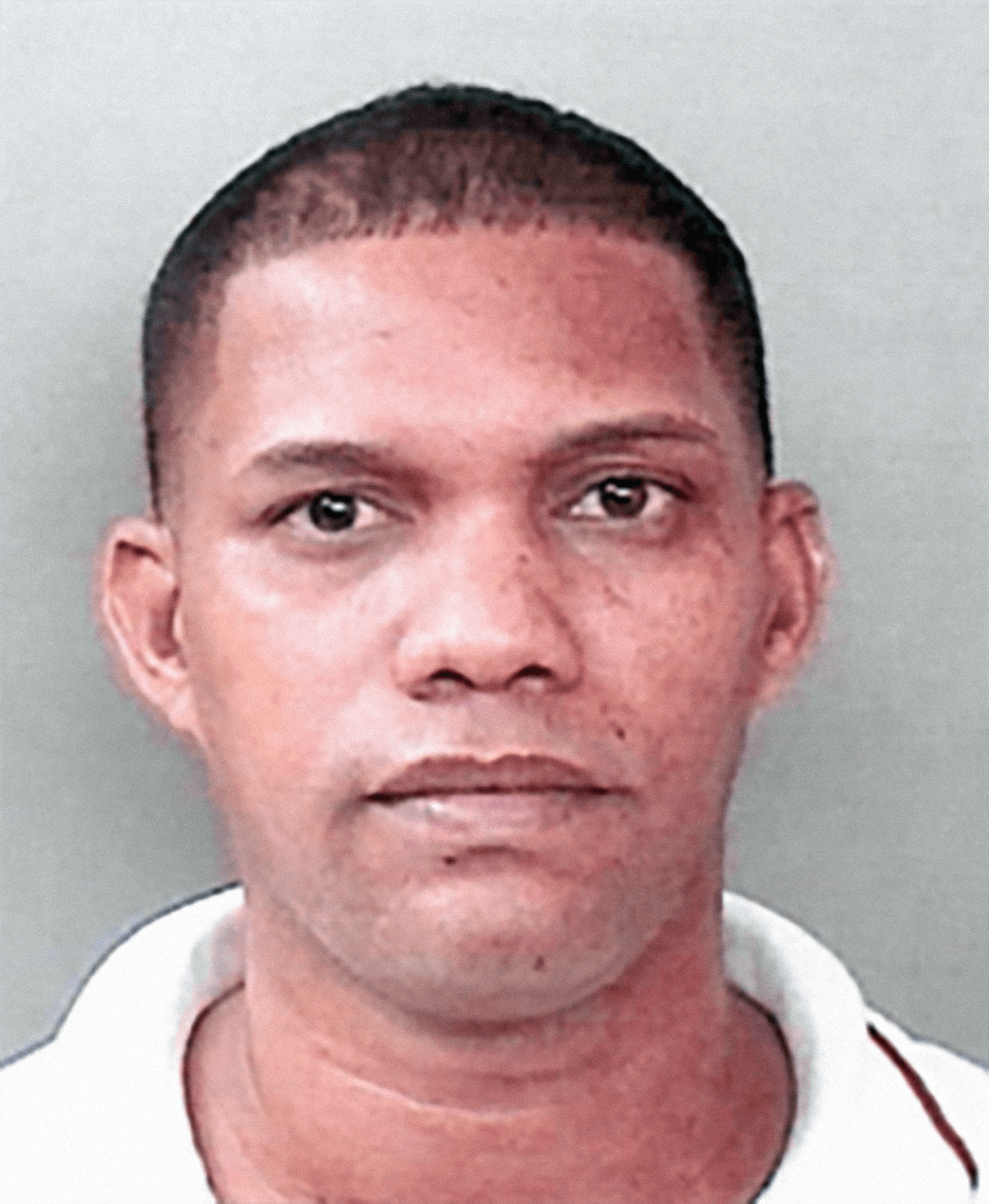 <b>Francisco A. Cedeño Amparo, </b>alias Mía de 36 años de edad y oriundo de República Dominicana, es buscado por asesinar a un hombre e intentar matar a una mujer ahorcándola.