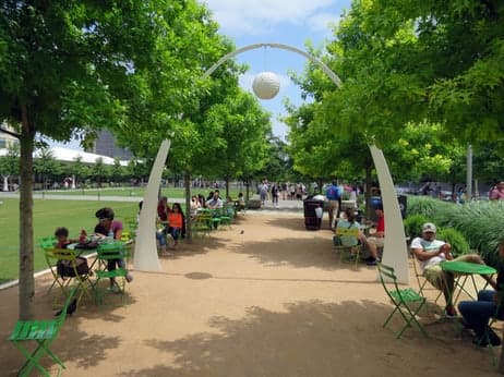 Las mesas fueron reinstaladas por todo el parque, a una distancia segura.