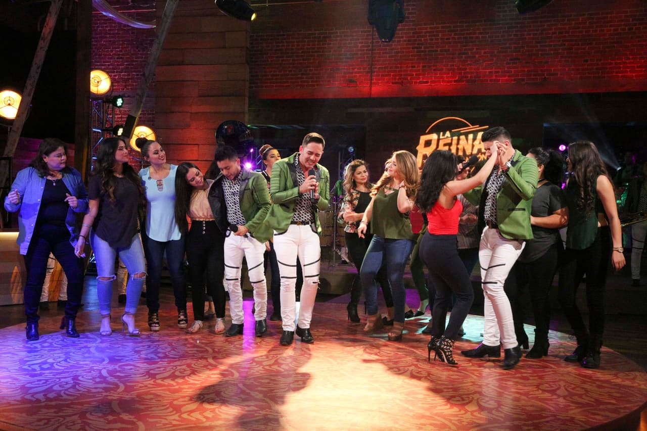 La Reina de la Canción se engalanó con la visita de Banda Carnaval, quienes interpretaron su éxito 'Ella es mi mujer' para todas las concursantes y aprovecharon para mostrar sus mejores pasos de baile.