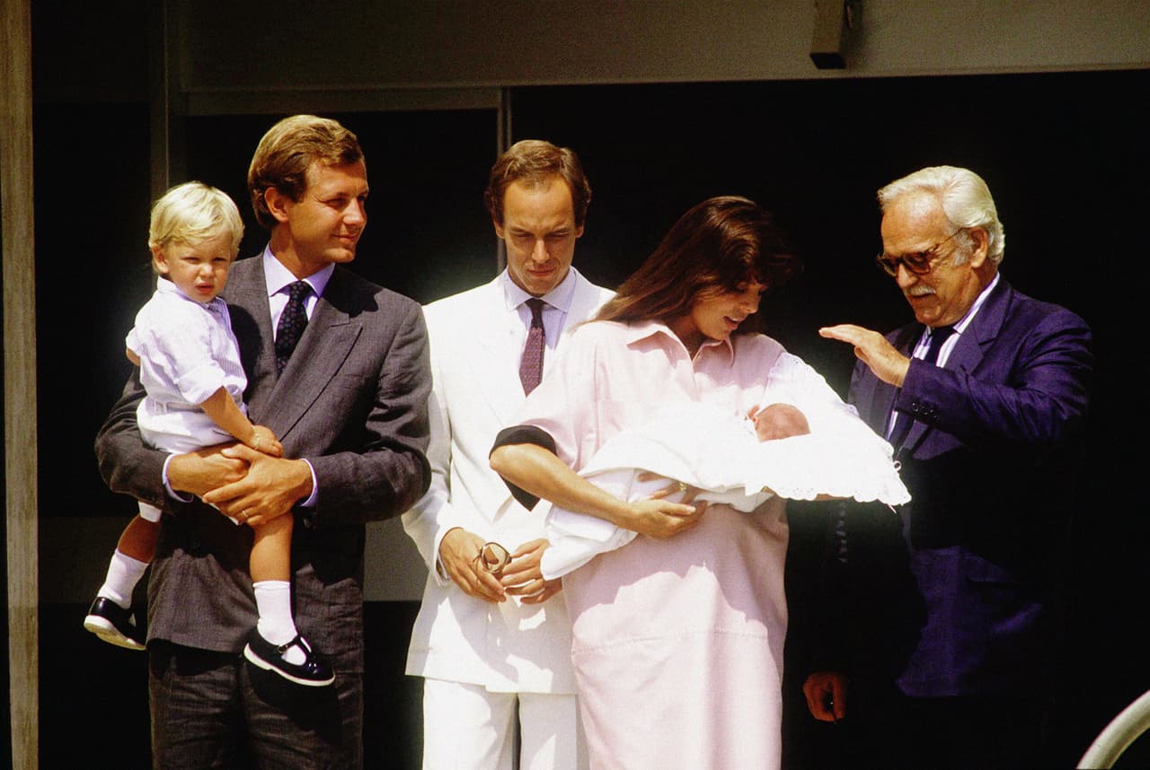<b>3 agosto 1986</b>
<br>En el caso de la familia real de Mónaco, así posaron afuera del hospital Princesa Grace de Mónaco por el nacimiento de la hija de la princesa Carolina, Charlotte Casiraghi. Ahí estaba su esposo Stefano, su hijo Andrea, su hermano el príncipe Alberto y su padre Rainiero III.
<br>