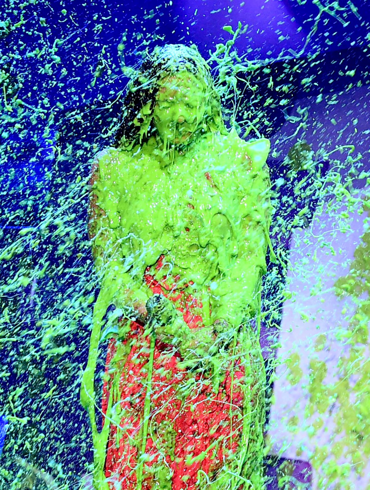 Pobre Demi, quedó completamente cubierta... y ese vestido, arruinado.