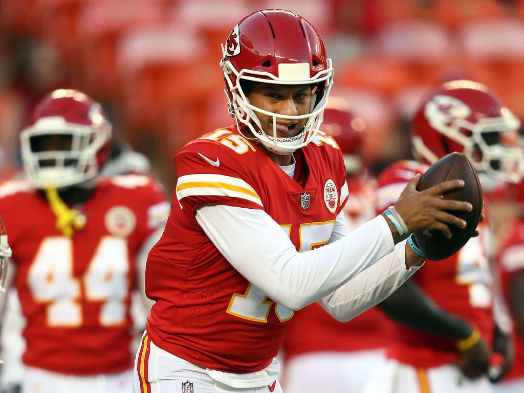 <b>17) Kansas City Chiefs</b>. Mucho del éxito que tengan este año los Chiefs radicará en cuán bien encaje en la ofensiva su quarterback de segundo año Pat Mahomes. Preocupa, sin embargo, la defensiva.