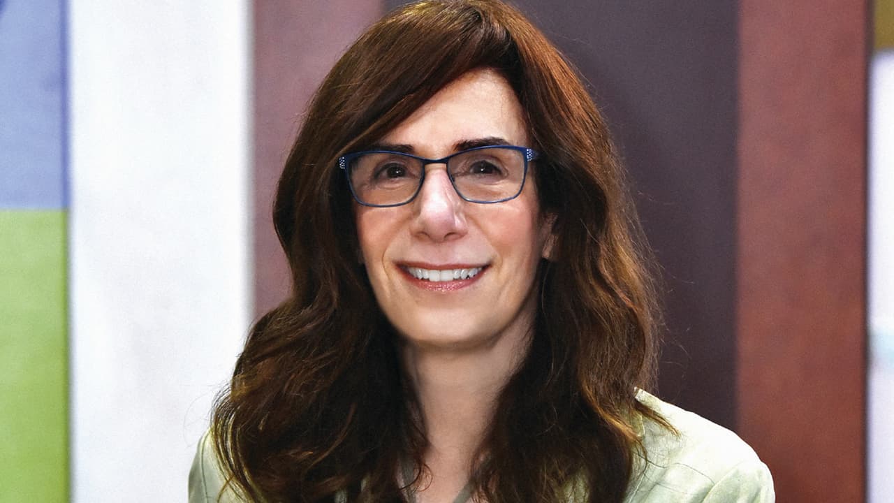 <b>Judy Faulkner, empresaria de tecnología médica, tiene un patrimonio de 2,500 millones de dólares. </b>En 1979 fundó en un sótano de Wisconsin a Epic Systems, principal proveedor de software de registros médicos en EEUU. Es la presidenta de la compañía que lleva los registros médicos de más de la mitad de los estadounidenses.
<br>