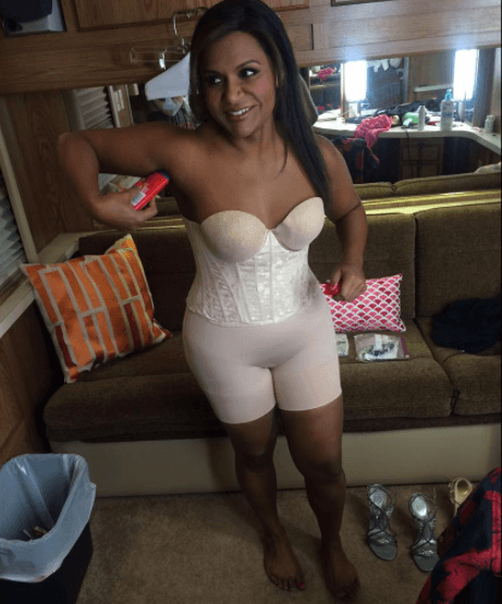 En un ya lejano 2016, 
<b>Mindy Kaling,</b> actriz de ‘The Office’, mostró el lado menos glamoroso de las fajas con una fotografía en Instagram de cómo se preparaba en la temporada de premios.