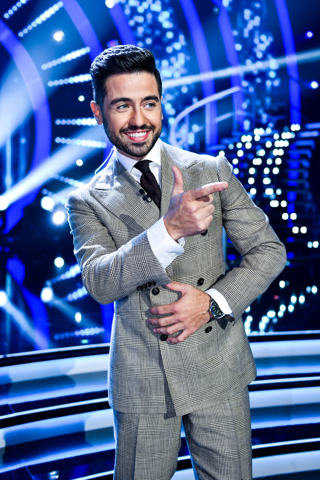 Borja muy seguro de sí mismo posó para la cámara con un traje sastre de chaqueta cruzada con estampado a cuadros.