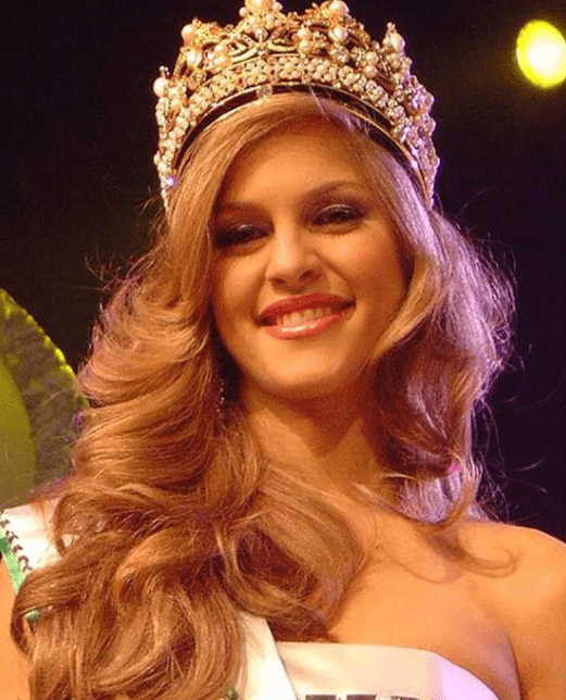 Durante sus años universitarios Di Giacomo hizo un internado en el programa “Sálvase Quien Pueda” de Venevisión y esa oportunidad la hizo crear contactos en la industria.