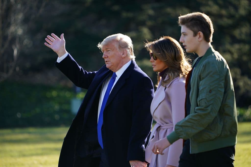 Trump presiona para que las escuelas abran, pero el colegio privado de su hijo Barron permanecerá cerrado