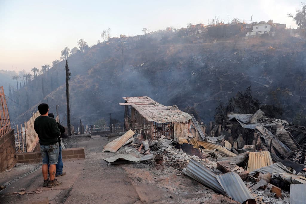 Las autoridades chilenas, cuerpos de bomberos y brigadistas seguían combatiendo este sábado los focos de incendio activo que destruyeron sectores habitados de la ciudad turística de Viña del Mar, ante la posibilidad de que pudieran reactivarse y verse favorecidos por las condiciones climáticas.
