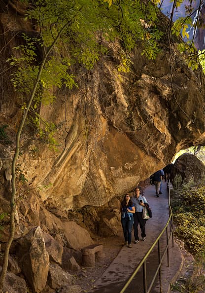 El 
<a href="https://www.nps.gov/zion/index.htm" target="_blank">Parque Nacional Zion</a> cuenta con caminos bien definidos para disfrutar en familia y diversas zonas de campamento. Además de una espectacular red de cañones coloridos y mesetas boscosas. En 2009 más de 124,000 acres del Parque Nacional Zion fueron designados como desierto.