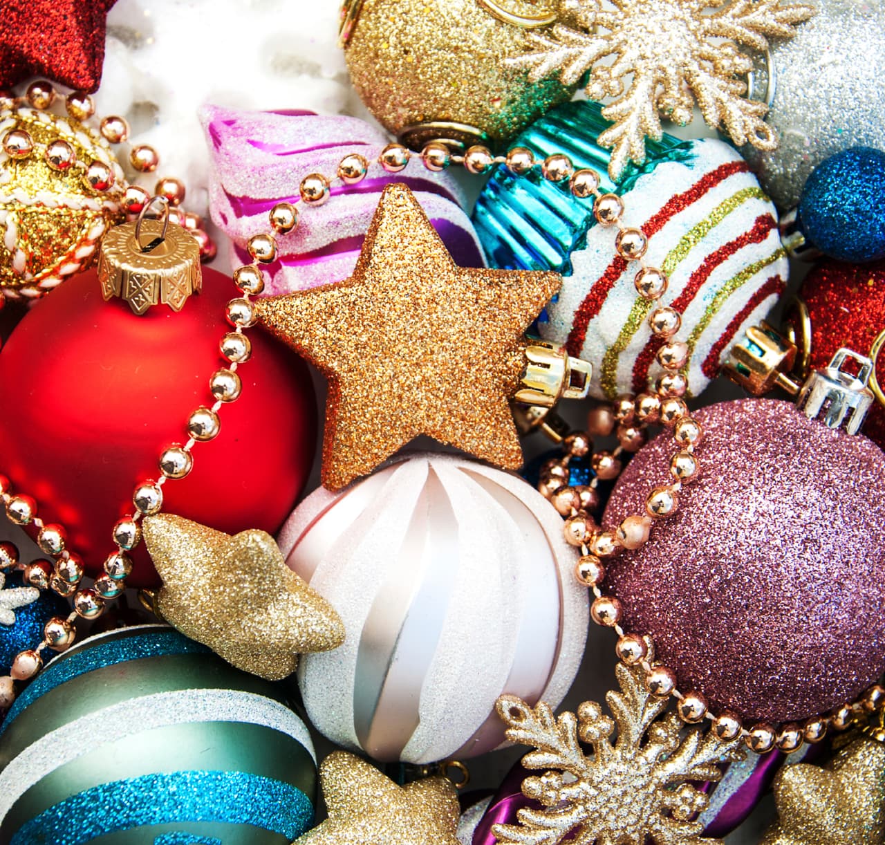 Arma uno con palillos de helado y esferas de telgopor. Toma algunas bolas y pégalas para formar un triángulo. Luego, haz un tronco con algunos palillos de helado y no olvides del detalle final: ¡la estrella en la punta!