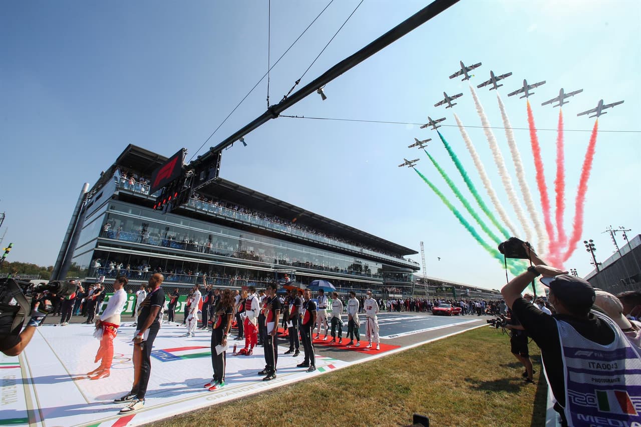 Daniel Ricciardo se lleva el Gran Premio de Italia y, en segundo lugar llegó su compañero Lando Norris, dandole a McLaren el uno dos en el podio. Max Verstappen y Lewis Hamilton tuvieron un incidente al inicio de la carrera, dejándolos fuera, mientras que Sergio Pérez llegó en tercer lugar pero tras una penalización, cayó a la quinta posición.