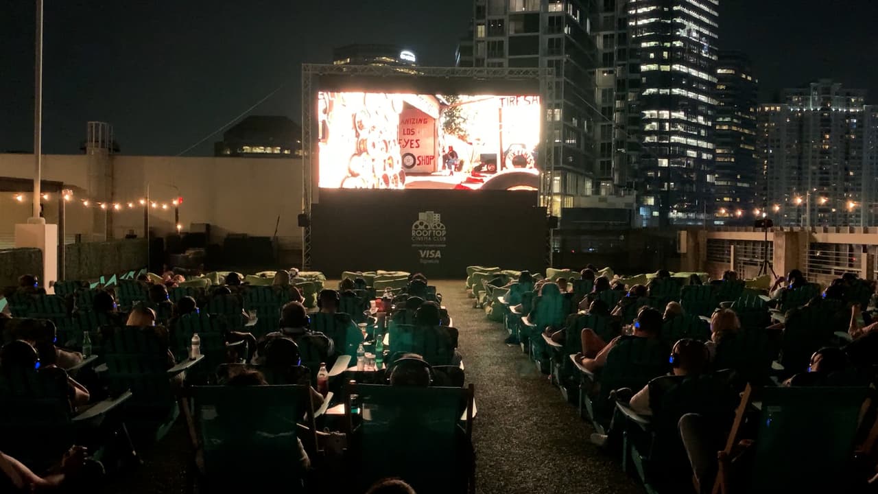 Los cinéfilos tienen la oportunidad de ver proyecciones de películas recientes y clásicas.