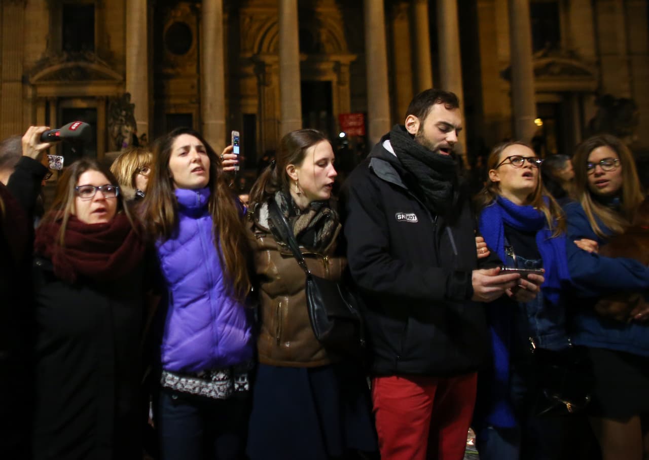 La gente se reúne para entonar canciones de solidaridad.