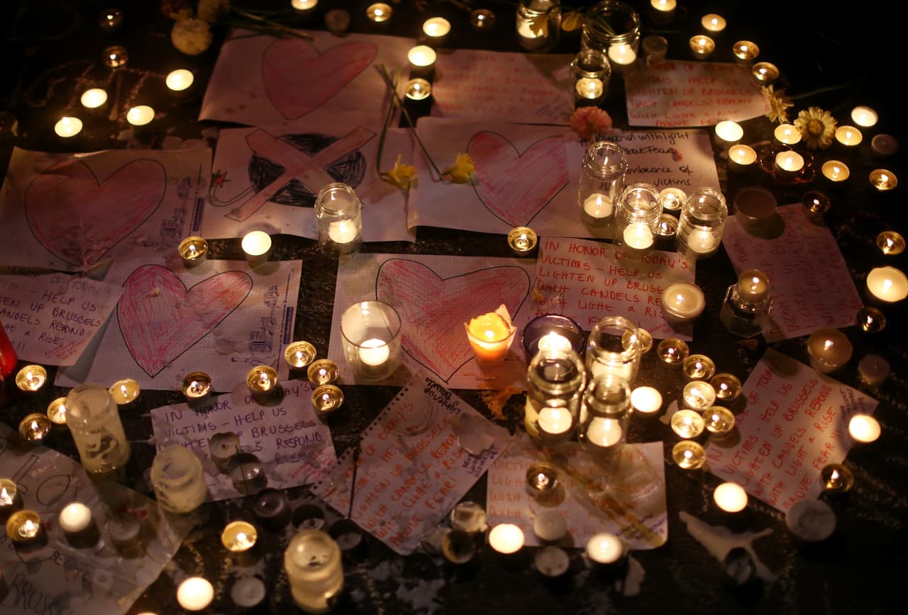 Decenas de velas iluminan las cartas y los dibujos de corazones que la gente dejó.