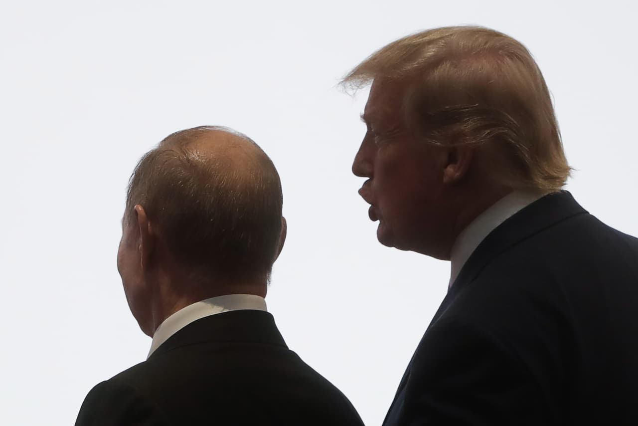 La última vez que Donald Trump y Vladimir Putin se vieron cara a cara fue en un encuentro oficial de la reunión del G20, en Osaka, Japón, en junio de 2019. La intervención rusa en Ucrania y el intento de Rusia de influir en las elecciones de Estados Unidos dominaron las conversaciones entre los mandatarios.