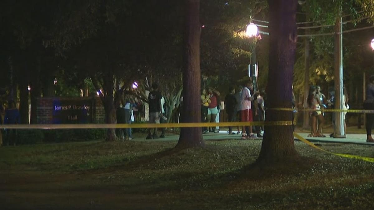 El tiroteo se registró frente a la biblioteca Robert W. Woodruff de CAU.