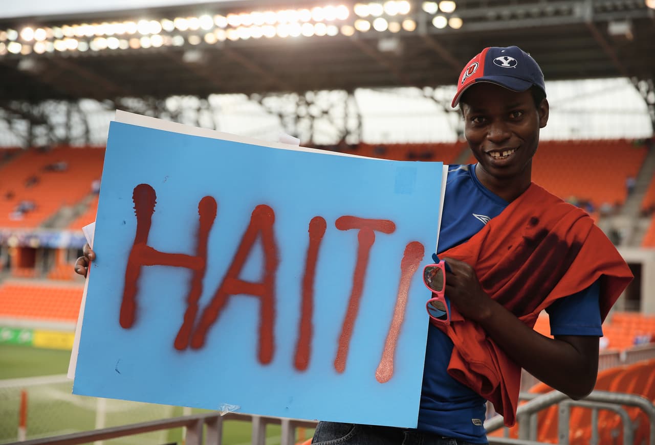 HAITÍ- El equipo haitiano también tiene lo suyo, y ni qué decir de sus fanáticos. Aquí un ejemplo de cómo puedes vestirte el día del partido.