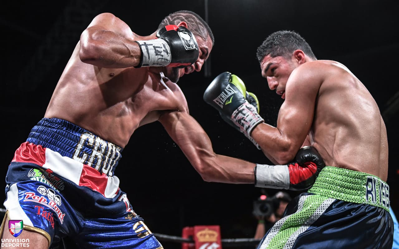 En la pelea estelar, Josesito Lopez (36-7, 19 KOs) le quitó el invicto a Miguel Cruz (17-1, 11 KOs) tras llevarse una decisión unánime.