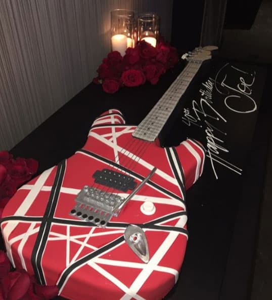 Y el 
<i>cake</i> les quedó fantástico: ¡en forma de guitarra!