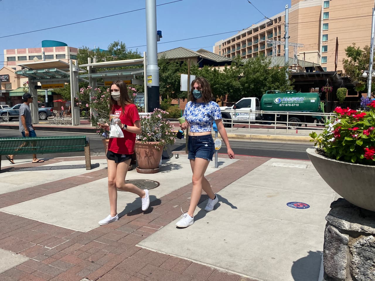 Oficiales también dieron avisos que al no portar una mascarilla la próxima vez podrían verse en la necesidad de dar una multa. 
<br>