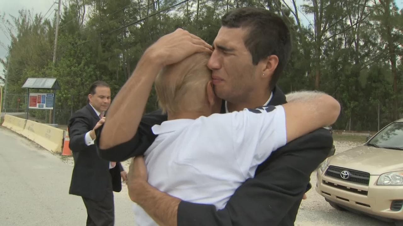 "Papá, eso allá adentro es horrible": emotivo encuentro del inmigrante Marco Coello con sus padres al ser liberado por ICE