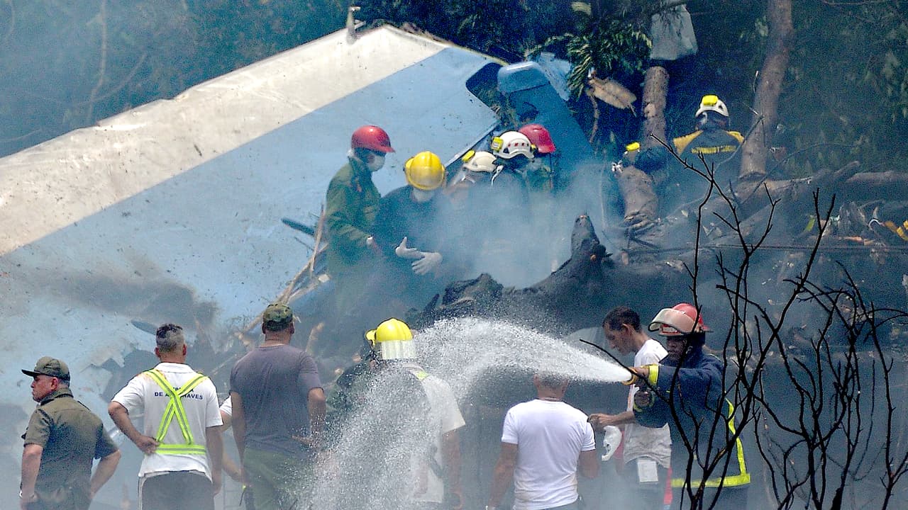 Bomberos continuaban apagando el fuego mientras los rescatistas intentaban a tender a las víctimas.