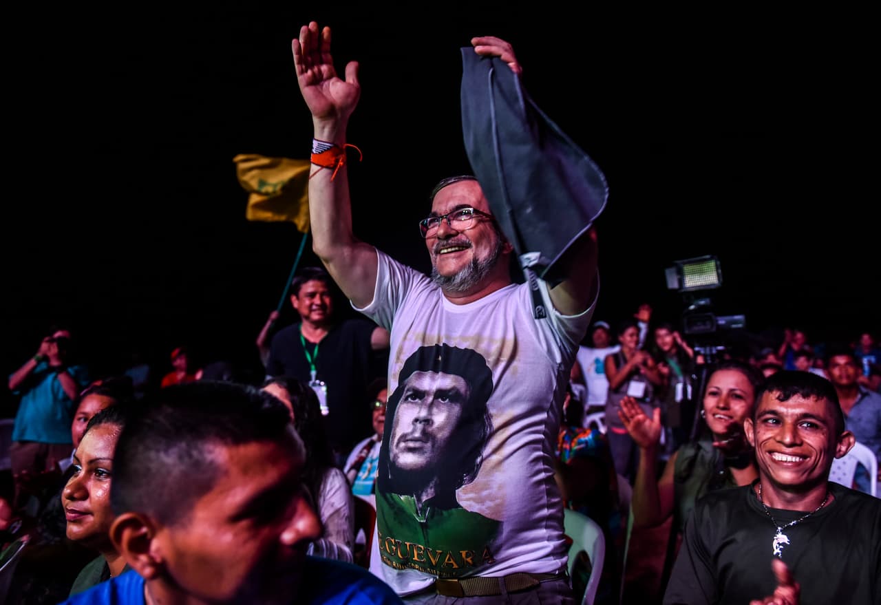 EL líder de la organización, alias ‘Timochenko’ disfruta con el resto del publico guerrillero del evento cultural de la conferencia.