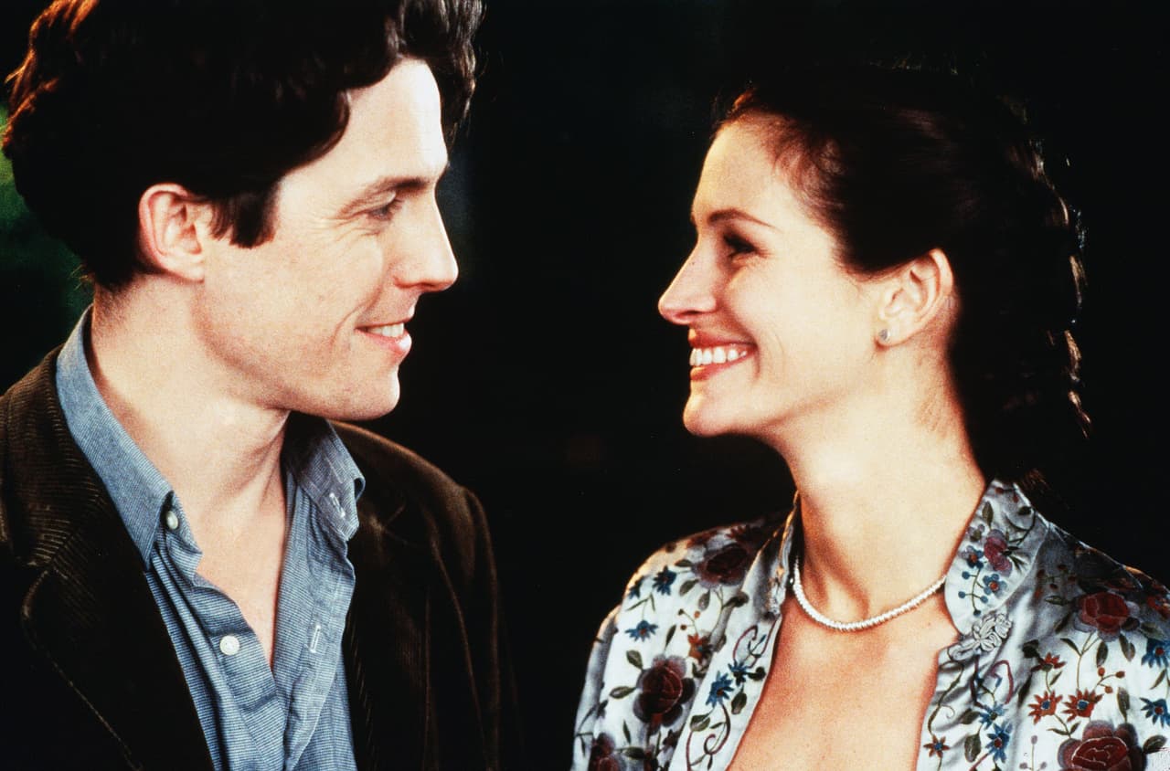 <b>Hugh Grant y Julia Roberts: 'Nothing Hill' (1999)</b>
<br>
<br>Anna Scott (Roberts) es una estrella de cine que visita un lugar llamado Notting Hill, en el que vive William Thacker (Grant), dueño de una librería. 
<b>Un beso inició el romance</b>, obstaculizado por el acecho de la prensa. A pesar de que los actores se convirtieron en una de las parejas favoritas del cine, su relación tampoco era la mejor. Años más tarde, en un show por televisión Grant reveló: 
<b>"<a href="https://www.dailymail.co.uk/tvshowbiz/article-2788870/julia-s-got-big-mouth-renee-s-snogger-hugh-grant-reveals-secrets-female-stars-kissing-techniques.html" target="_blank">Julia tiene una boca grande. Percibí un leve eco cuando la estaba besando</a></b>".