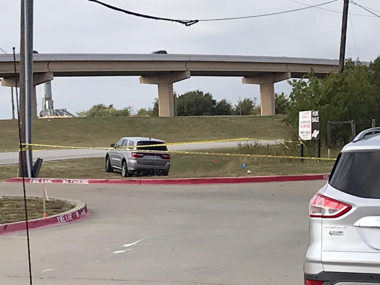 Debido a que se trata de posibles restos humanos, el Médico Forense del Condado Tarrant y un equipo de antropólogos estarán excavando el lugar cerca de un negocio de almacenamiento, entre Business Highway 121 y Old Denton Road.
<br>