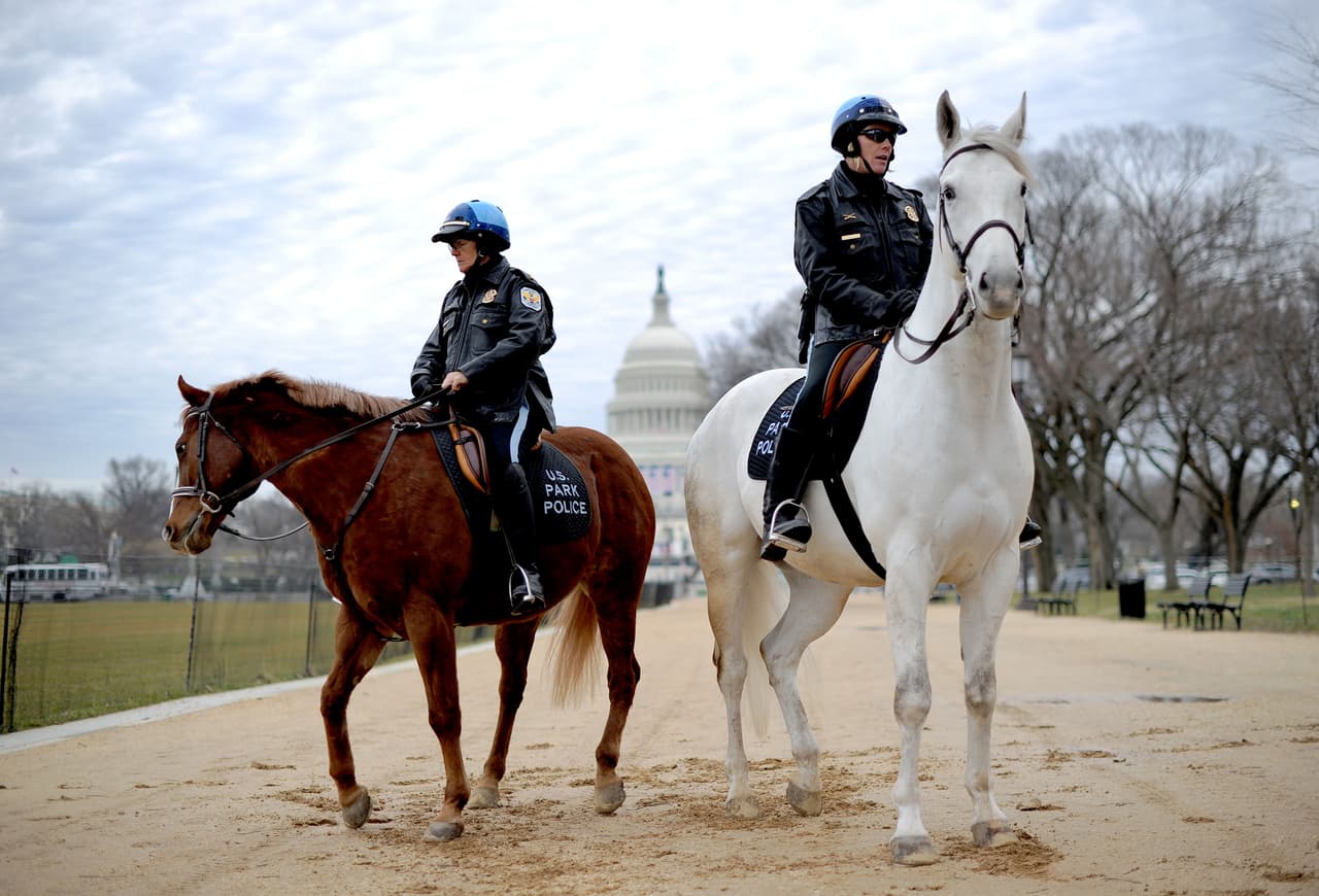 <b>Puesto 25. Agente de policía</b>
<br>
<br>Industria: servicios sociales
<br>
<br>Salario anual promedio: 65,540 dólares
<br>
<br>Tasa de desempleo: 0.8%
<br>
<br>Crecimiento para 2030: 7% (48,600 nuevos trabajos)
<br>
<br>La educación necesaria para ejercer esta profesión puede variar según la jurisdicción. Algunas exigen únicamente un diploma de escuela secundaria y entrenamiento especializado. Otras piden un título universitario.
<br>
<br>Para hacer este ránking, el portal 
<i>US News</i> analizó también otras variables relacionadas con las ocupaciones, como por ejemplo si ofrecen un buen equilibrio entre el trabajo y la vida personal, ocasionan poco estrés o si tienen perspectivas laborales prometedoras.