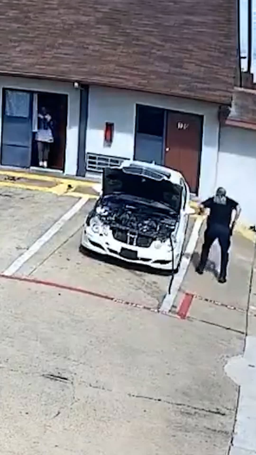Hombre muere tras enfrentamiento con la policía en un motel de Dallas; tenía cuatro órdenes de detención