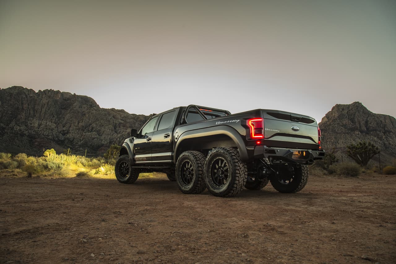 Así como la presencia de un tercer eje que hace lucir enorme a esta Hennessey VelociRaptor 6x6. Todo por un precio de 350,000 dólares.