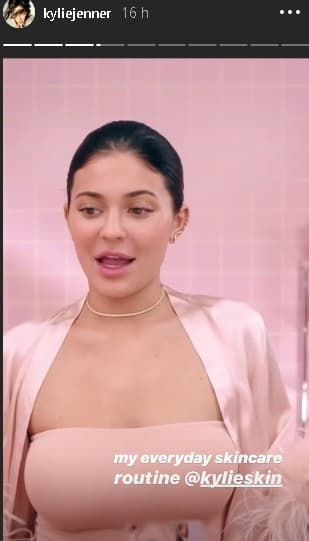 La revelación de estos tatuajes ocurrió solo horas después de que la empresaria subiera, también a sus historias de Instagram, una serie de videos en los que mostraba su 
<b>"rutina diaria de cuidado de la piel"</b>.
<br>