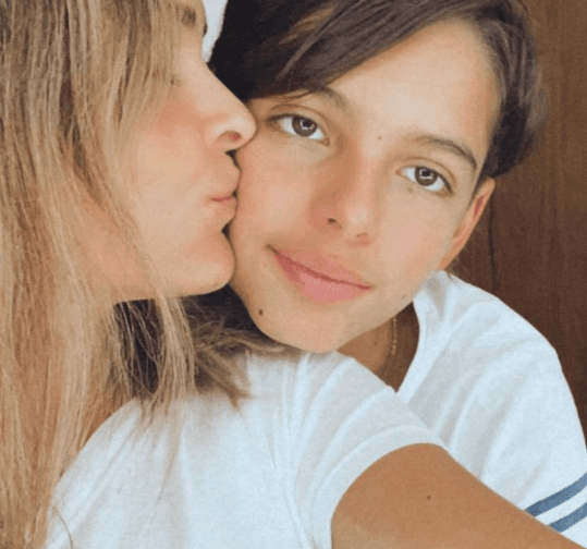 Con una fotografía junto a su hijo Santino, la actriz señaló: “Mi más grande amor ❤️@santopuroamor.”