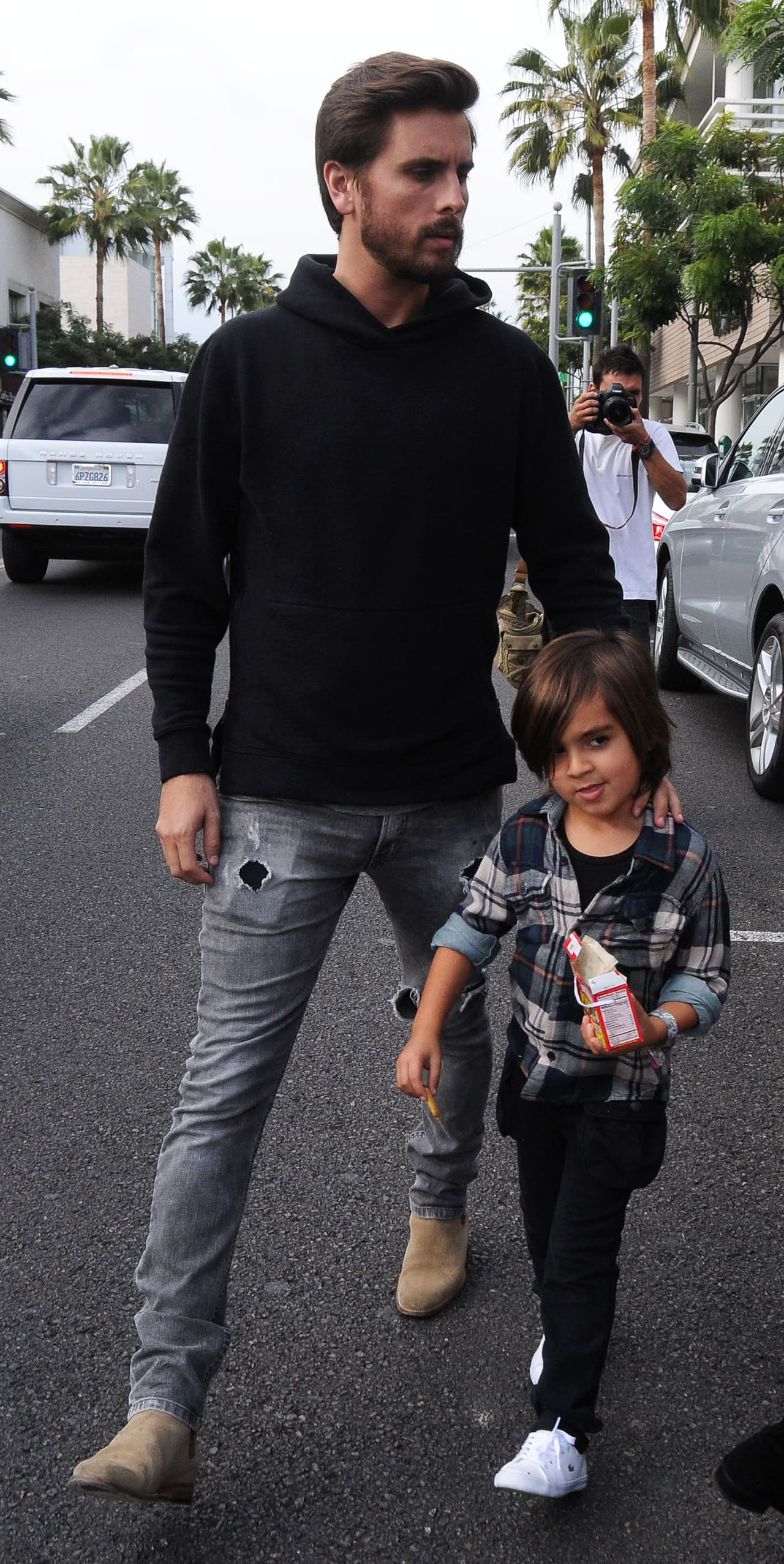 ¿Y qué te parecen las camisas a cuadros? Arremangarlas da un aspecto súper 'cool' y juvenil.