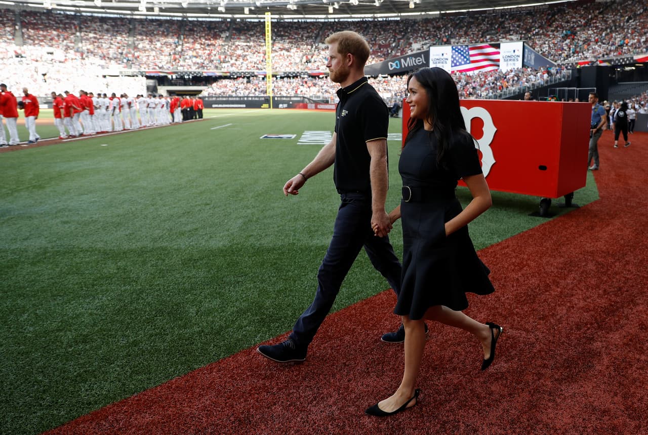 Este sábado, 29 de junio, Meghan Markle y el príncipe Harry asistieron al primero de dos juegos que este fin de semana celebró en Londres, Inglaterra, la organización estadounidense del 
<b><a href="https://www.mlb.com/gameday/yankees-vs-red-sox/2019/06/30/565068#game_state=final,game_tab=,game=565068" target="_blank">Béisbol de las Grandes Ligas (MLB, por sus siglas)</a></b>.