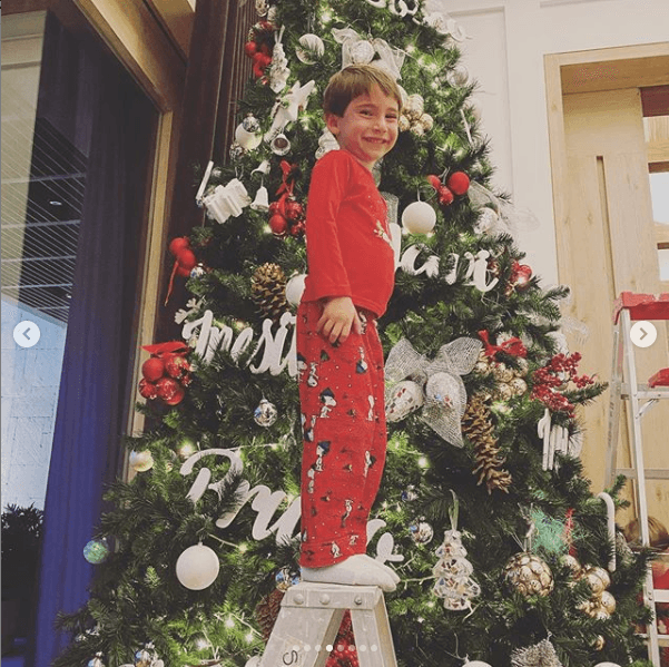 "Diario me preguntaban cuando íbamos a poner el árbol. ¡Les urgía! Tomamos chocolate caliente y escuchamos villancicos. ¿Qué tal nos quedó?", escribió Gómez Mont, a quien hace dos meses
<b><a href="https://www.univision.com/famosos/ines-gomez-mont-llega-a-casa-un-mes-despues-de-que-le-extirparan-un-tumor-del-cerebro-fotos">le fue extirpado un tumor cerebral</a></b>.