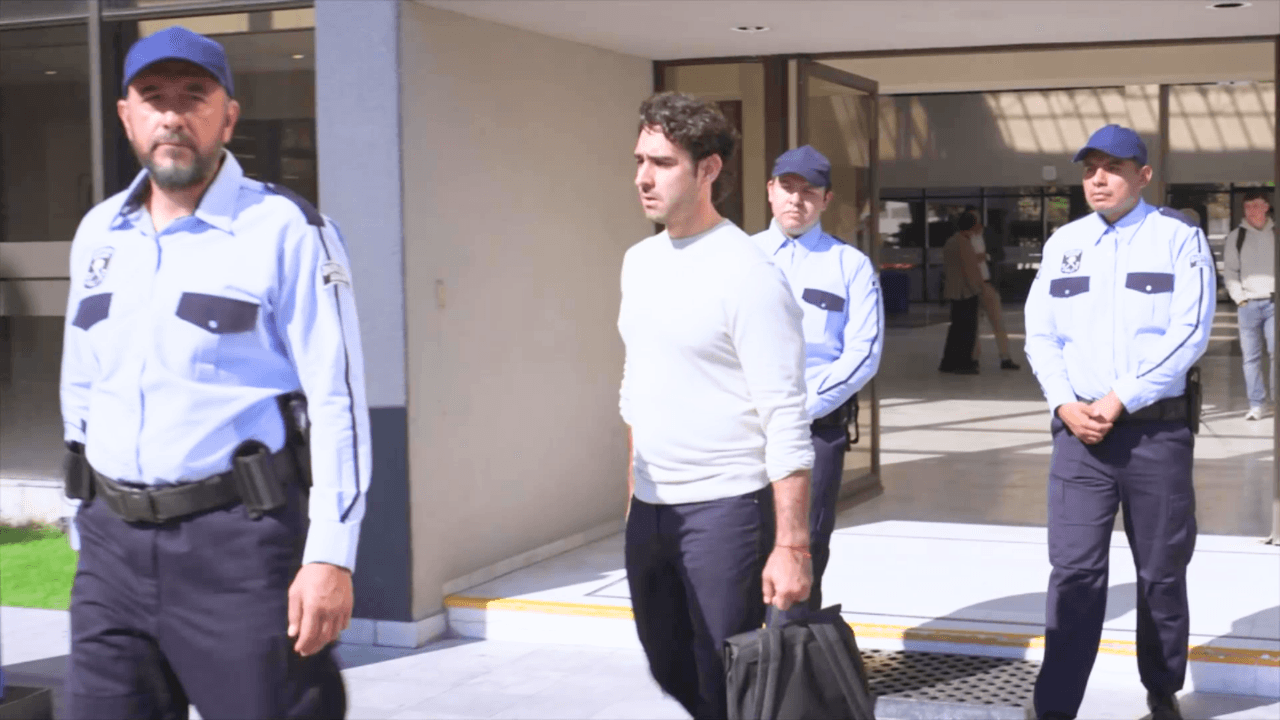 Patricio es expulsado tras las acusaciones de Julia | Hermanas, Un amor Compartido | Capítulo 60