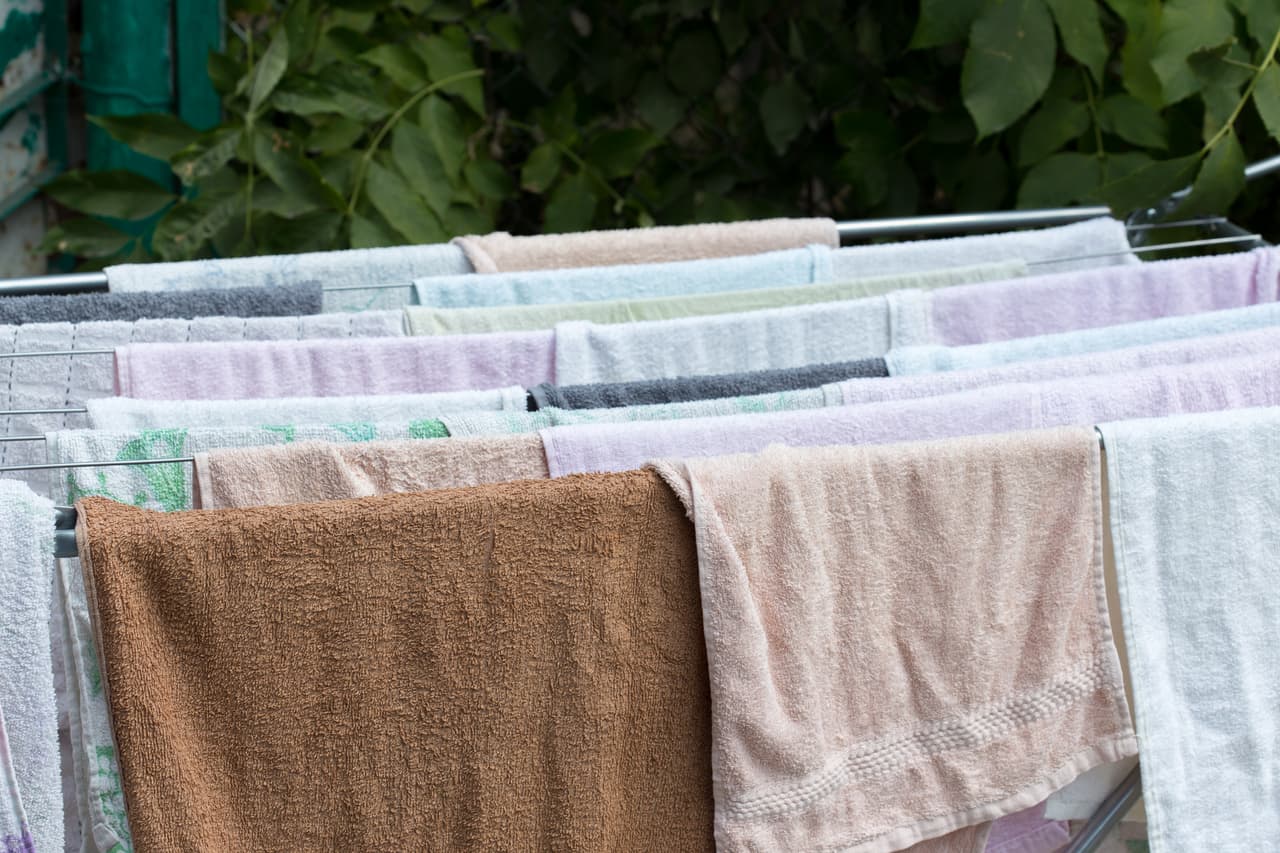 Si no tienes una secadora o si tus toallas quedaron un poco húmedas después del ciclo de secado, puedes colgarlas en un lugar aireado. La luz solar directa es la mejor para secar las toallas y reducir la cantidad de gérmenes.