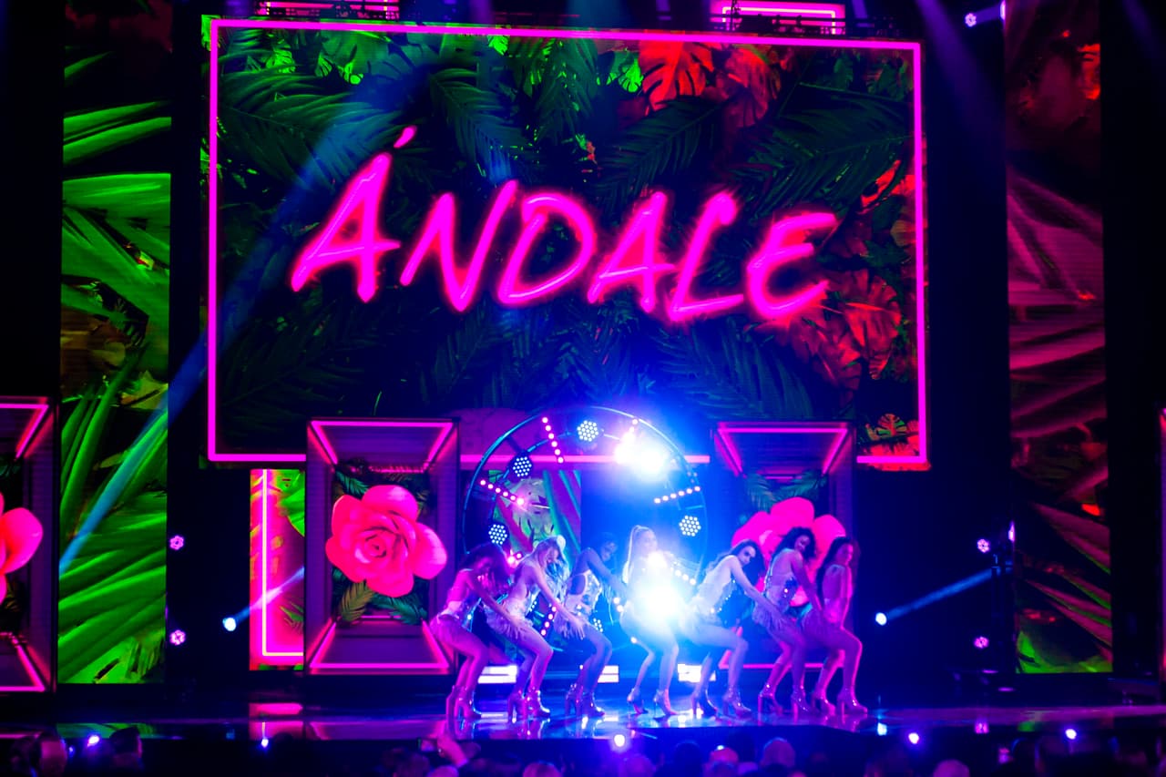 Ahora, de acuerdo con una entrevista que dio
<b><a href="https://www.univision.com/famosos/luis-enrique-guzman-revela-la-posible-causa-del-pleito-entre-su-hermana-alejandra-y-frida-sofia-fotos" target="_blank">Luis Enrique Guzmán</a></b>, tío de la joven, Frida tiene una concesión especial por ser cantante, la cual le pemitiría trabajar y salir de EEUU.