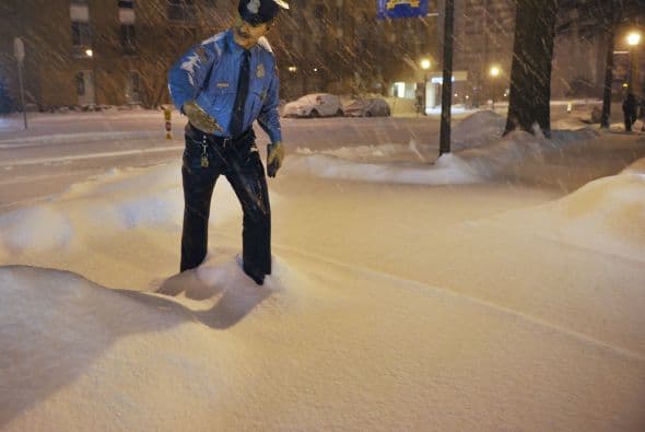 La estatua de un policía en un parque de Maryland. La ciudad luce desierta.