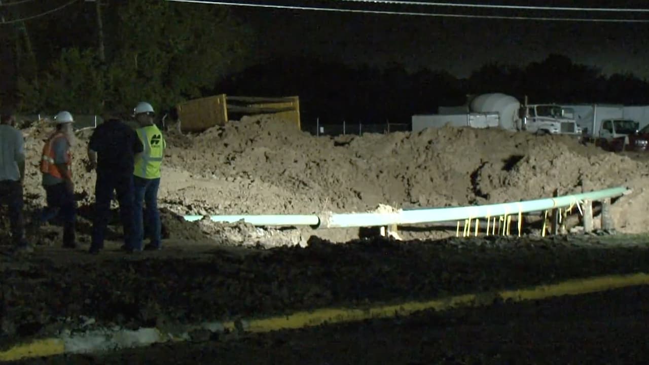 Maquinaria y cuadrillas de trabajadores están adelantando labores de reparación desde la madrugada.