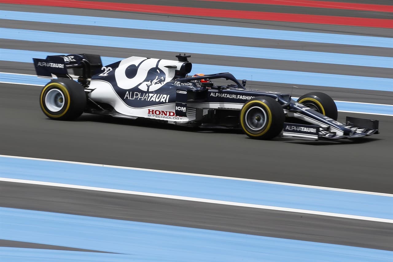 Sergio 'Checo' Pérez logra subir al podio en la Formula 1 junto a su compañero de Red Bull, Max Verstappen, y Lewis Hamilton. El mexicano llegó en tercera posición, mientas que el piloto británico se adjudicó la segunda plaza. El neerlandés fue campeón del Gran Premio de Francia y fue nombrado piloto del día.