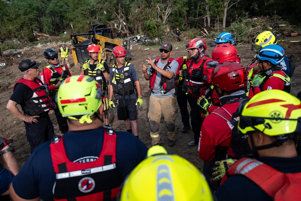 Los voluntarios mexicanos 
<b>del Cuerpo de Bomberos y Protección Civil de Ciudad Acuña,</b> en Coahuila, se mantienen examinando las zonas que fueron devastadas por las inundaciones del río Guadalupe, en Texas.
