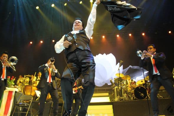 El Divo de Juárez, Juan Gabriel, hizo retumbar Phoenix con su música, su voz y sus bailes, enloqueciendo a miles de fans que llenaron el US Airways Center. Con un "¡Viva México!", Juanga arrancó su gira de conciertos del tour "Volver" ante un auditorio repleto que respondió con la misma pasión. Este ícono mexicano deleitó al público con sus grandes éxitos como "Querida", "El Noa Noa", "Inocente pobre amigo," y "Amor Eterno" entre muchos otros. El cantante se entregó por entero a sus seguidores, quienes cantaron, bailaron, lloraron y hasta aprovecharon para tomarse una selfie en un espectáculo que fue divertido y emotivo a la vez.