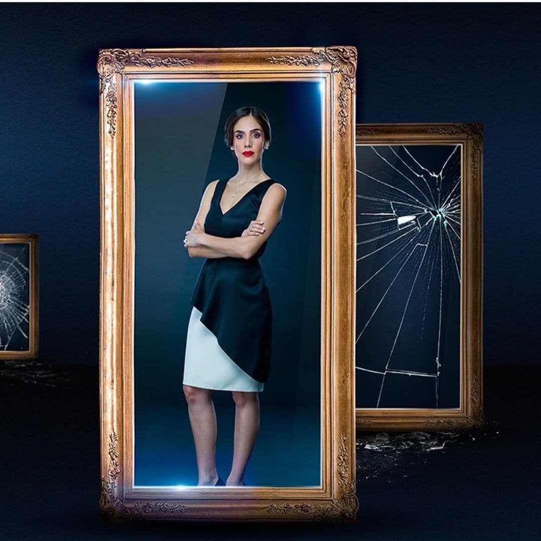 “Paulina tiene acento colombiano, Paola tiene acento mexicano. También cambiamos un poco el tono de la voz, lo cual ayuda, porque el de Paola es un poco más grave. Paulina es un poco más dulce, sin ser víctima. Es una mujer fuerte, pero siendo un poco más dulce”, así lo explicó Echeverría en una entrevista que concedió el pasado 13 de agosto a Las Estrellas.